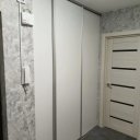 Гардеробная комната с одной сдвижной дверью